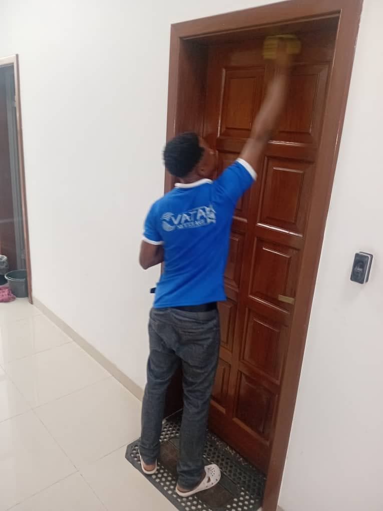 Nettoyage & entretien de portes